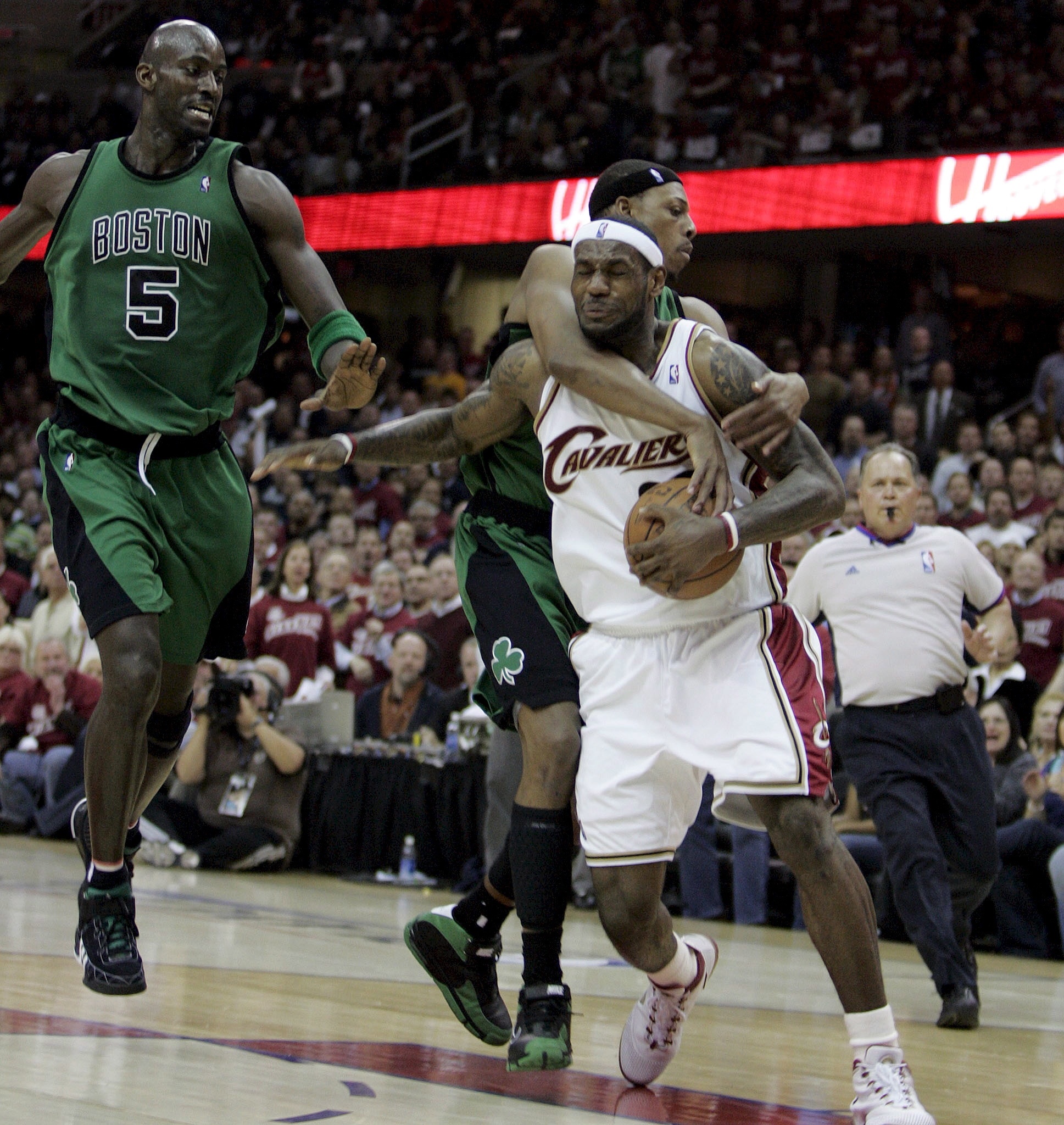 乐鱼官网app-皮尔斯：詹姆斯有着大前锋身材&amp;后卫打法 他身材和大本一样