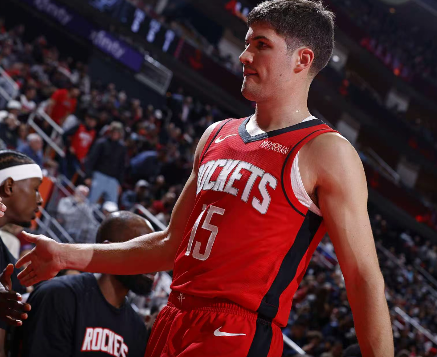 在线体育-火箭逆转马刺三连胜！谢泼德末节12分成奇兵 申京20+13+9决胜一投