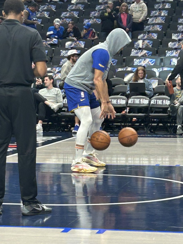 乐鱼体育官方下载-致敬！库里训练中上脚安踏欧文3代“中国新年”配色球鞋