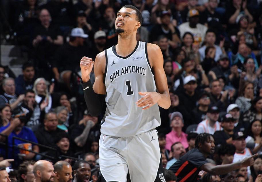 文班：我们破解了火箭的战术，对我来说最重要的是体能恢复