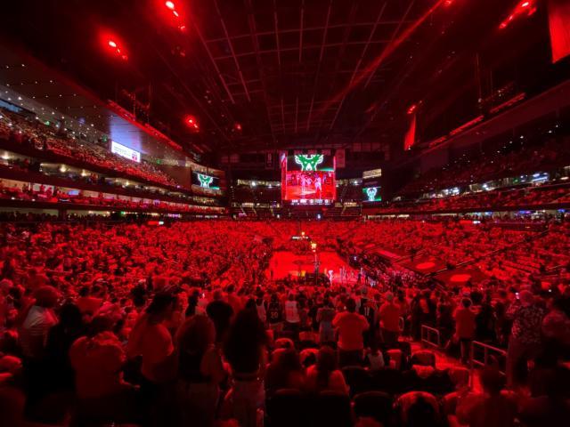 乐鱼体育app-【现场】吹扬带伤出战竟成累赘 年轻老鹰来年再战